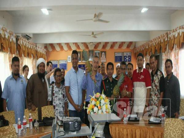 Mohd Zamani (lima dari kiri) bersama peserta yang mengikuti Kursus Asas Persediaan Tanaman Nanas Siri 1 Tahun 2019 di SMK Kedondong.