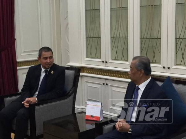 Muhyiddin (kanan) ketika kunjung hormat Dr Sahruddin di Kota Iskandar, hari ini.