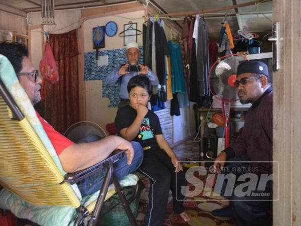 Shamsul meluahkan hasratnya untuk berniaga keropok secara dalam talian kepada Dr Khairuddin (kanan).