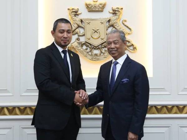 Muhyiddin Yassin bersalaman dengan Dr Sahruddin di Kota Iskandar di sini hari ini.