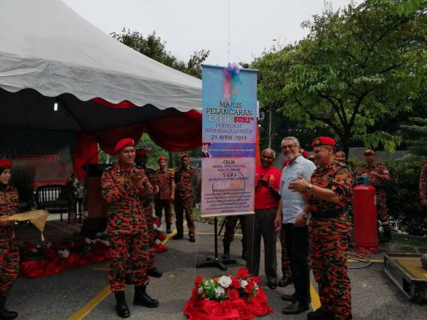 Khalid (dua dari kanan) merasmikan program. 