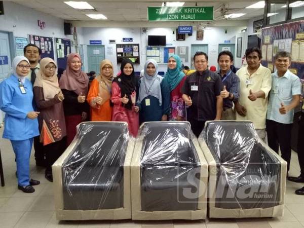 Azwan (tiga dari kanan) menyempurnakan majlis penyerahan sumbangan lima set sofa kepada Jabatan Kecemasan dan Trauma Hospital Taiping di ruang Asthma Bay hospital itu, hari ini.