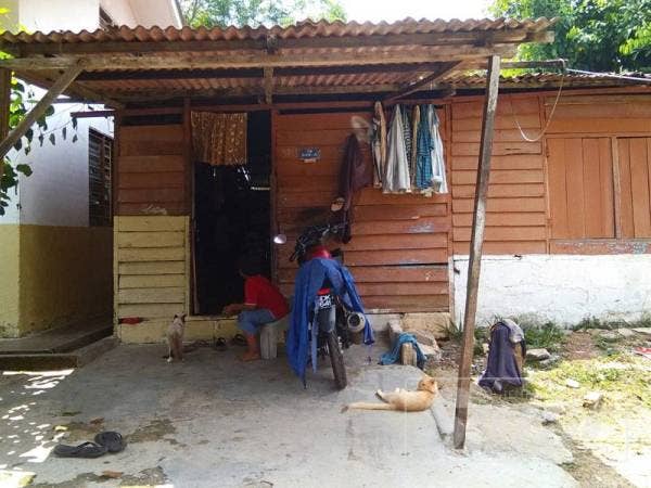 Rumah pusaka berusia 30 tahun yang didiami tiga beradik itu.
