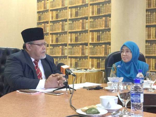 Aminolhuda (kiri) pada sidang media di Perbadanan Perpustakaan Awam Johor, hari ini.