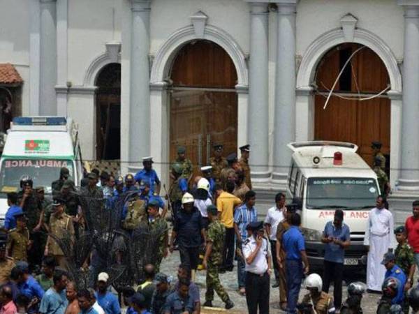 Ambulans tiba di lokasi kejadian letupan di sebuah gereja di Kochchikade, Colombo.