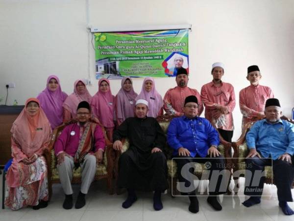 Kadi daerah Tangkak, Mohd Nasri Rahman bersama Sheikh Redha Ali Darwish Ali al-Ilwani (tengah) dan Shamsuddin (dua dari kiri) bersama AJK Rumah Ngaji Mawaddah Warahmah.