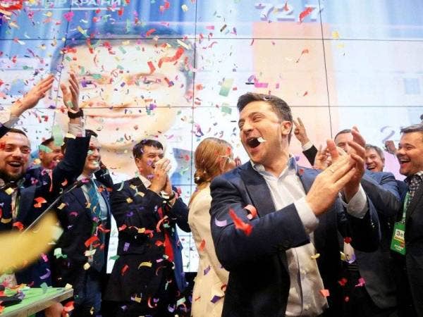 Volodymyr Zelensky (depan) meraikan kejayaan memenangi pilihan raya presiden Ukraine di Kiev, semalam.- Foto ABC News