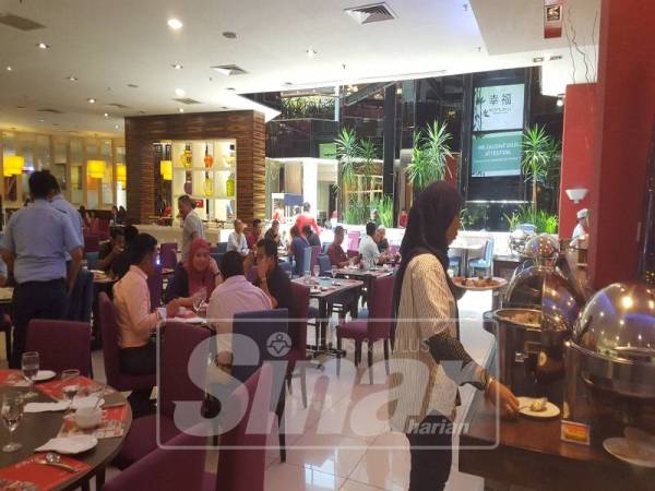 Suasana restoran yang luas dan selesa