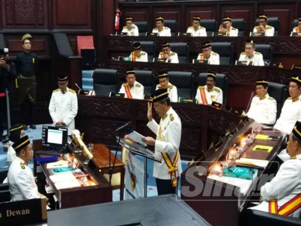 Mohamad ketika mengangkat sumpah hari ini sebagai ADUN Rantau.