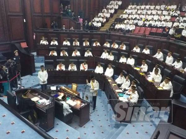 Mohamad ketika mengangkat sumpah hari ini sebagai ADUN Rantau.