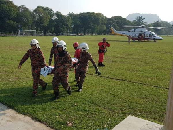 Anggota bomba membawa mayat mangsa pagi tadi. - Foto: IHSAN BOMBA