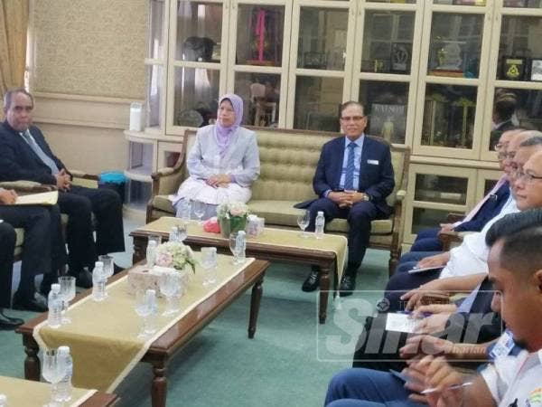 Zuraida (kiri) dan Wan Rosdy (kanan) ketika bermesyuarat di Wisma Pahang hari ini.