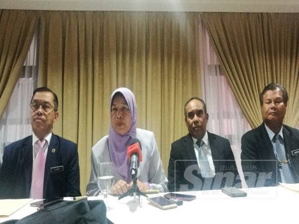 Zuraida (dua, kiri) bersama Abd Rahim (dua, kanan) pada sidang media yang berlangsung di Wisma Pahang hari ini.