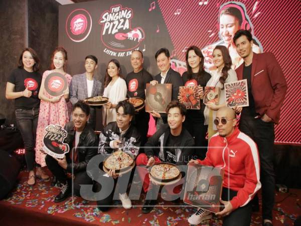 Majlis pelancaran disertai beberapa selebriti yang terlibat dalam 'The Singing Pizza'.