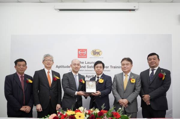 KITAOKA (empat dari kiri) ketika melancarkan program Ujian Kecenderungan Memandu dan Latihan Keselamatan Pemandu di HTSCC Bandar Sri Sendayan. baru-baru ini.