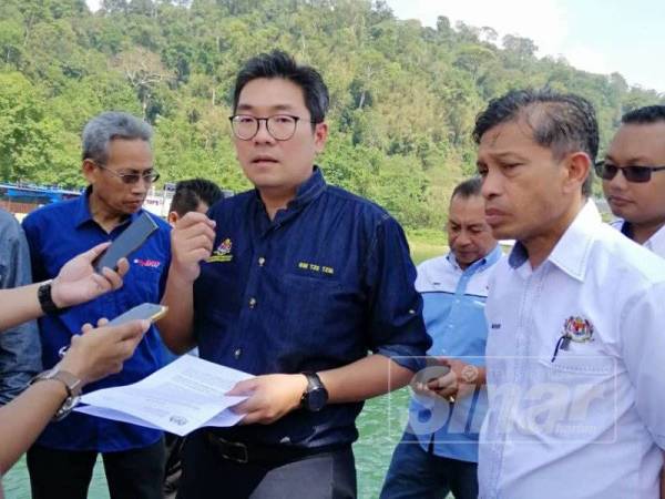 Tze Tzin (tengah) pada sidang media diadakan selepas program lawatan kerja beliau ke Ladang Sinergi Tasik Temenggor, Lenggong hari ini.