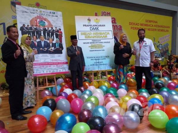 Hasan (tengah), Jamilah (dua kanan) bersama tetamu kehormat pada Majlis perasmian berkenaan disini. 