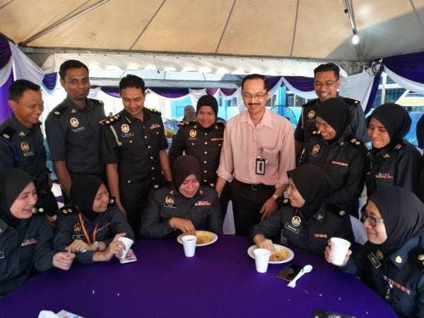 Mohd Suffian (berdiri,tiga kiri) bersama Mark (berdiri, lima kiri) beramah mesra bersama sebahagian penguatkuasa KPDNHEP Pahang pada Sambutan Hari Penguatkuasa kali ke-47 dan Majlis Ramah Mesra bersama Media di sini hari ini.
