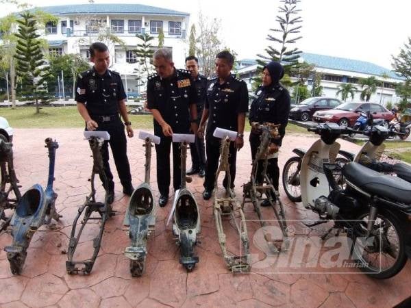 Noorzainy (tengah) memeriksa rangka motosikal yang ditemui.