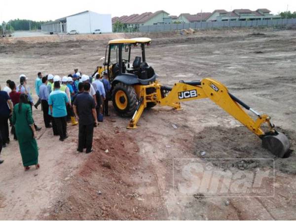 Zuraida dibawa melawat tapak pembinaan.