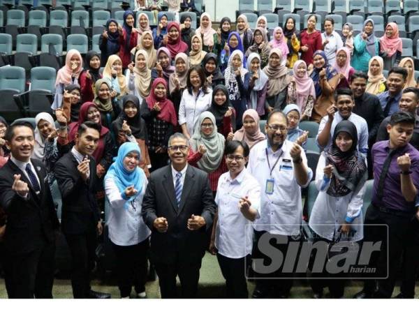 Pihak Yayasan UEM bersama warga UUM selepas majlis penyampaian sumbangan di Dewan Pusat Konvensyen UUM.