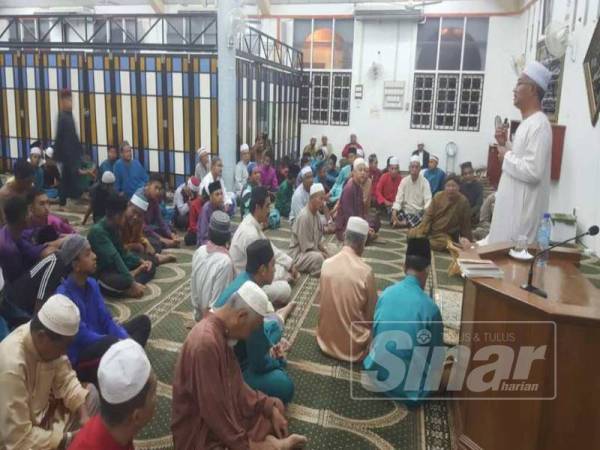 Pegawai Pendidikan Daerah Kuala Terengganu, Jelani Sulong (kanan) berucap sempena Majlis Tautan Muhibah Komuniti Persatuan Ibu Bapa Guru (PIBG) Bersama Guru.