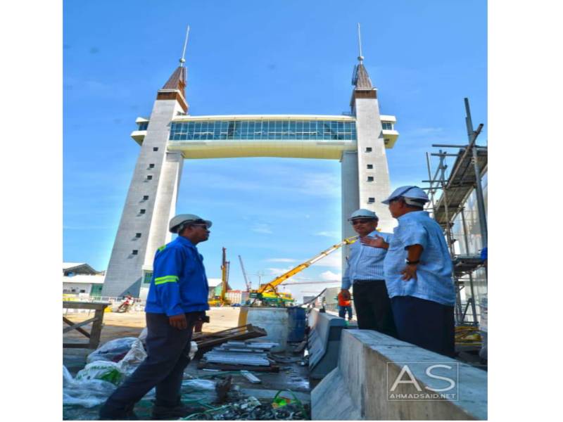 Ahmad meninjau perkembangan terkini KTCC Drawbridge. Gambar: Facebook Ahmad Said