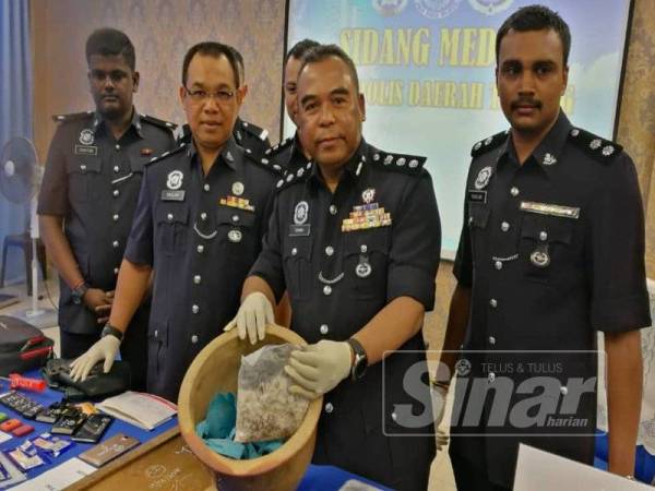 Osman(dua kanan) menunjukkan keadaan bekalan dadah ditemui polis, dipercayai disembunyikan dalam pasu bunga oleh suspek di rumahnya sebelum ini.