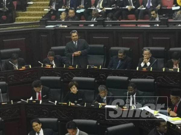 Abdul Razak bertanya soalan lisan kepada Mohamad Nazaruddin.