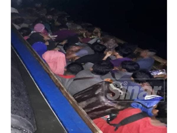 Kesemua PATI terpaksa bersesak dalam sebuah bot pancung.