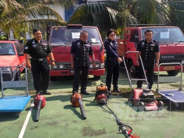 Shafa'aton (dua dari kanan) menunjukkan antara barangan yang dirampas susulan penahana enam ahli kumpulan Ragu sebelum ini.