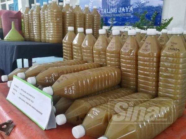 Antara rampasan air ketum susulan serbuan di sebuah rumah di Petaling Jaya, Isnin lalu.