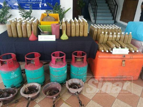 Antara rampasan barang dan air ketum susulan serbuan di sebuah rumah di Petaling Jaya, Isnin lalu.