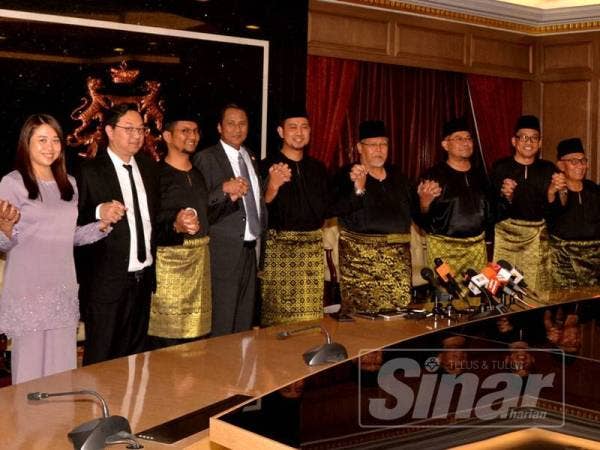 Menteri Besar Johor Datuk Dr Sahruddin Jamal bersama barisan Exco Kerajaan Johor yang dilantik.