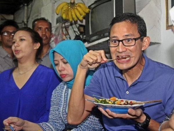 Sandiaga (kanan) meminta penduduk di Jawa Barat tidak menjadikan kekalahan kem Jokowi-Ma'aruf sebagai alasan memboikot nasi Padang.