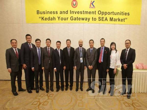 Mukhriz (lima dari kanan) bersama delegasi Kedah dan China mengadakan pertemuan membincangkan potensi kerjasama dua negara.