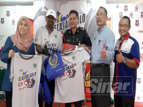 Affendi Rajini Kham (dua dari kiri) menyampaikan baju T Jelajah Solo Gen Y kepada Syed Azelan (tengah) pada Program Jelajah Solo Gen Y: Nilai-Nilai Murni Rakyat Malaysia, semalam.