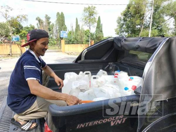 Pekerja restoran menggunakan semua tong untuk mendapatkan air