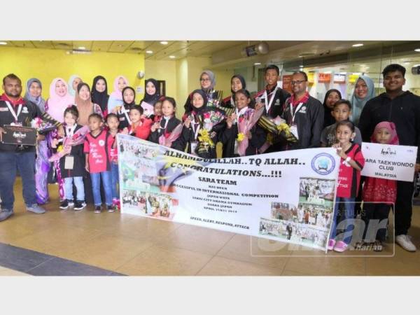 Peserta taekwondo disambut ibu bapa dan guru di Lapangan Terbang Sultan Antarabangsa Sultan Ismail Petra semalam.