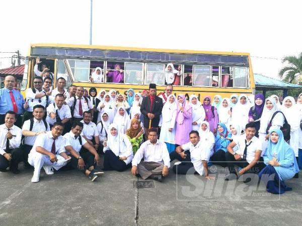 Keceriaan guru-guru SK Kebakat Jaya ketika menyambut Hari Guru bertemakan Back To School.