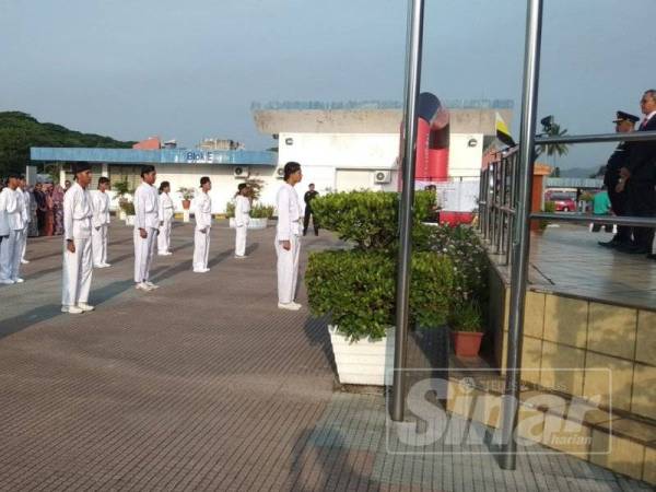 Mohd Zawawi menyaksikan persembahan Tempur Tanpa Senjata oleh Kadet JPJ Perak pada majlis yang diadakan di Dataran Setia JPJ Perak, di sini, hari ini.