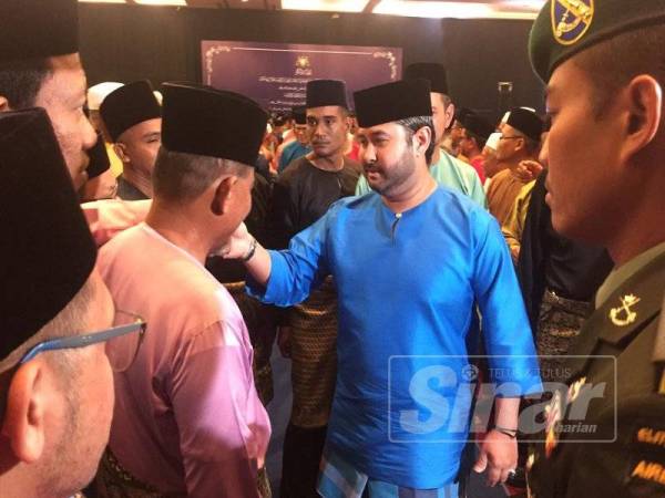 Tunku Ismail bersalaman dengan hadirin yang hadir pada majlis berkenaan.