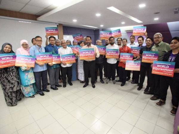 Gambar bersama ahli Eksekutif dalam Majlis Rangkaian Eksekutif World #QuranHour di Dewan Karangkraf, Media Karangkraf,Shah Alam. - Foto: SINAR HARIAN/ZAHID IZZANI
