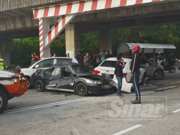 Kemalangan membabitkan 10 buah kenderaan dalam kejadian di Jalan Sri Permaisuri 6, Kuala Lumpur, pagi tadi.