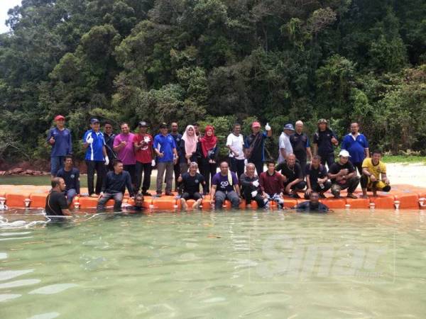 Peserta program Songsong Reef Care siri 1 tahun 2019 bergambar bersama di Pulau Songsong.