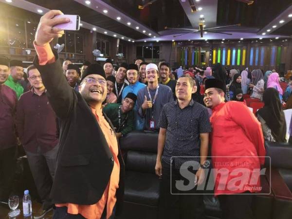 Mujahid juga sempat berswafoto bersama tetamu yang hadir.