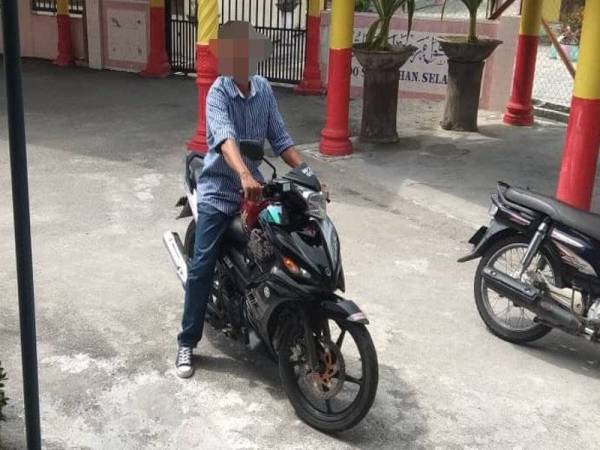 Tok siak sempat merakam gambar lelaki yang menjalankan kegiatan curi wang tabung masjid itu. 