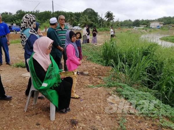  Ibu Mohd Danish Mirzan, Rozita (kiri) sedang membaca Yassin di lokasi anaknya dikhuatiri lemas.
