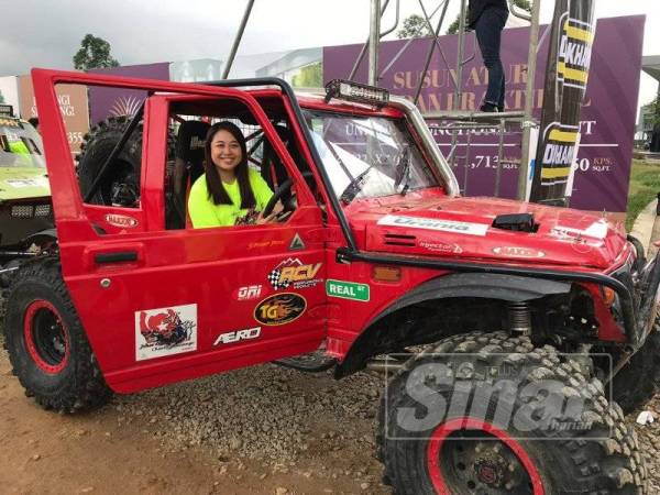 Cai Tung menaiki salah sebuah jentera yang mengambil bahagian dalam cabaran berkenaan, di sini, hari ini