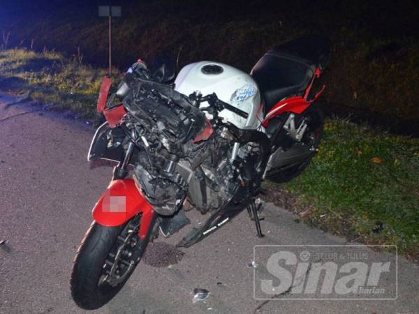 Kerosakan pada bahagian depan motosikal ditunggangi pasangan suami isteri tersebut setelah dirempuh sebuah kereta di KM427.1 lebuhraya PLUS, malam tadi.